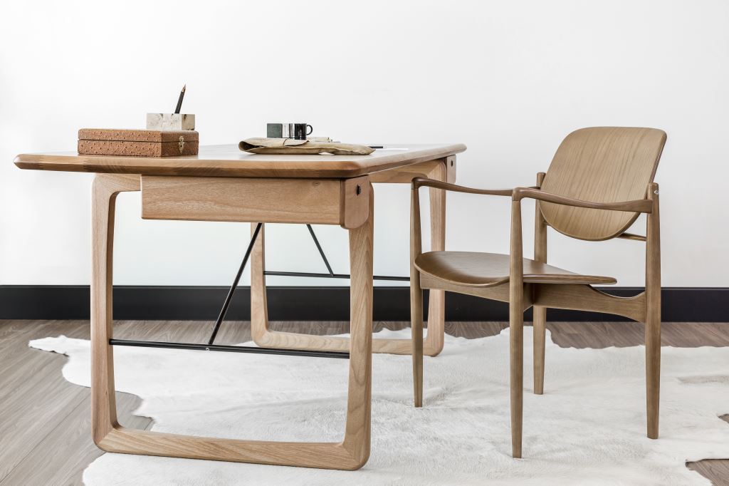 Clami Cadeira Logan e Escrivaninha DIX de Lucas Bond ColeÃ§Ã£o DiÃ¡logos