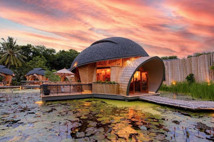 Casco de tartaruga inspira projeto de cabanas na Tailandia Sarawoot Jansaeng Aram Dersyn Studio Co x