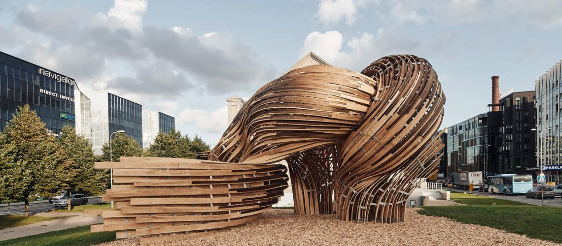 Realidade aumentada e tecnicas antiquadas para trabalhar madeira criam uma escultura sinuosa em Tallinn ZUNKgZuH Easy Resize com